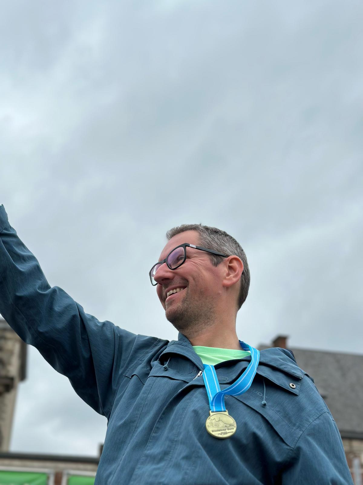 Arno ziet zijn vrienden en familie aankomen in de verte
